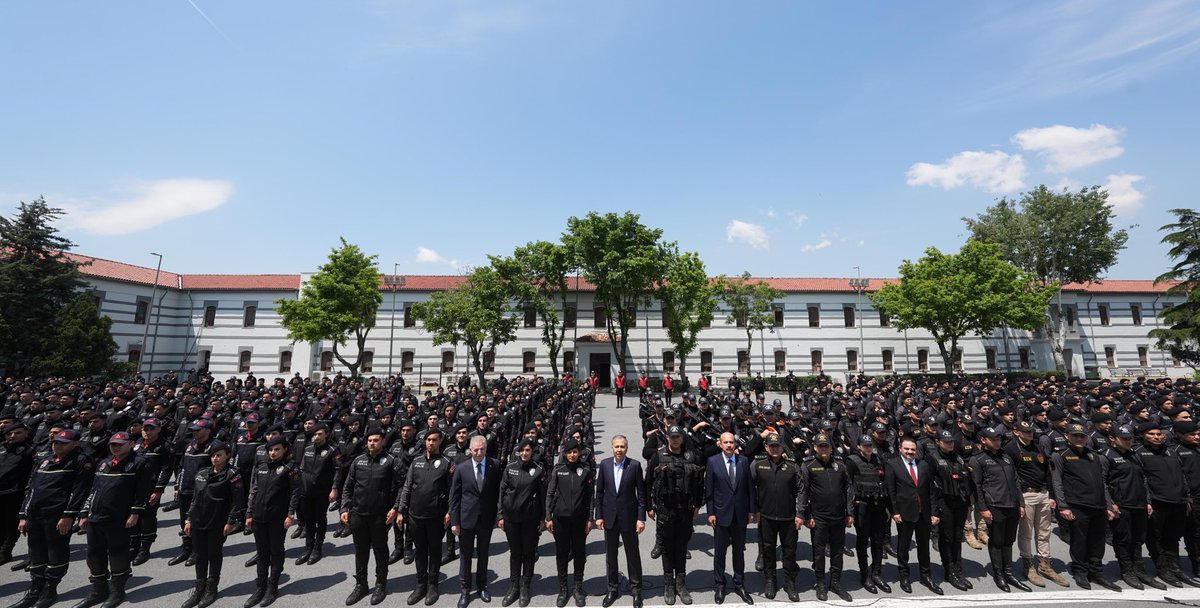 İstanbul İl Emniyet Müdürlüğünde görevli kahraman Çevik Kuvvet polislerimizle bir araya geldik. Vicdanı olmayanların karşısında gözünü dahi kırpmadan dimdik duran; gücünü hukuktan ve Aziz Milletimizden alan Çevik Kuvvet polislerimiz daima milletimizin emrinde ve onun