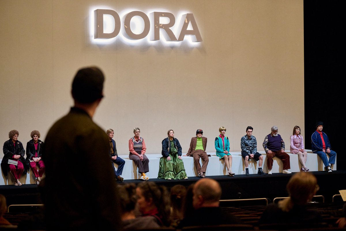 Sie ist da: die Doku über #StgtDora! Wie lernt man eine Partie, die noch niemand zuvor gesungen hat? Und wer zum Teufel ist eigentlich diese Dora?! All das und mehr beantwortet die Dokumentation von SWR Kultur über die Entstehung unserer „Dora“-Produktion: staatsoper-stuttgart.de/spielplan/stre…