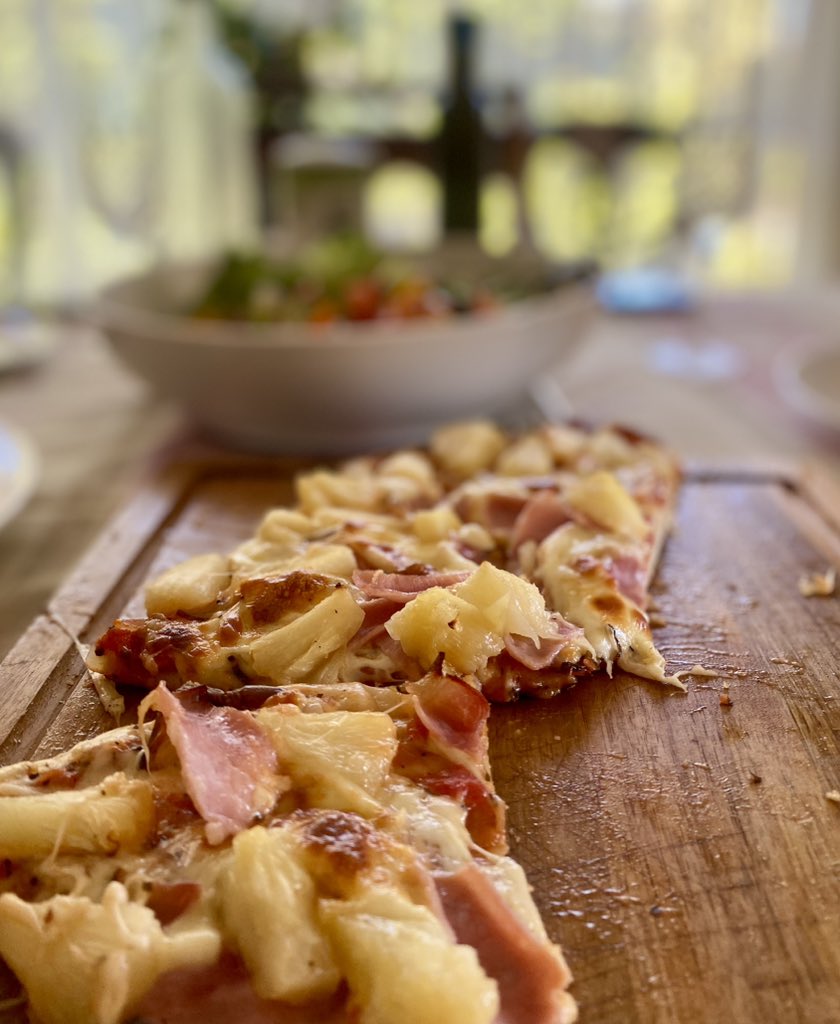 Tuisgemaakte pizzas 🍕 by Ouma. Sy sê Moedersdag is n herinnering aan watter plesier dit is om vir my kos te maak 🥰🥰🤣🤣 (Los uit die pynappel!)