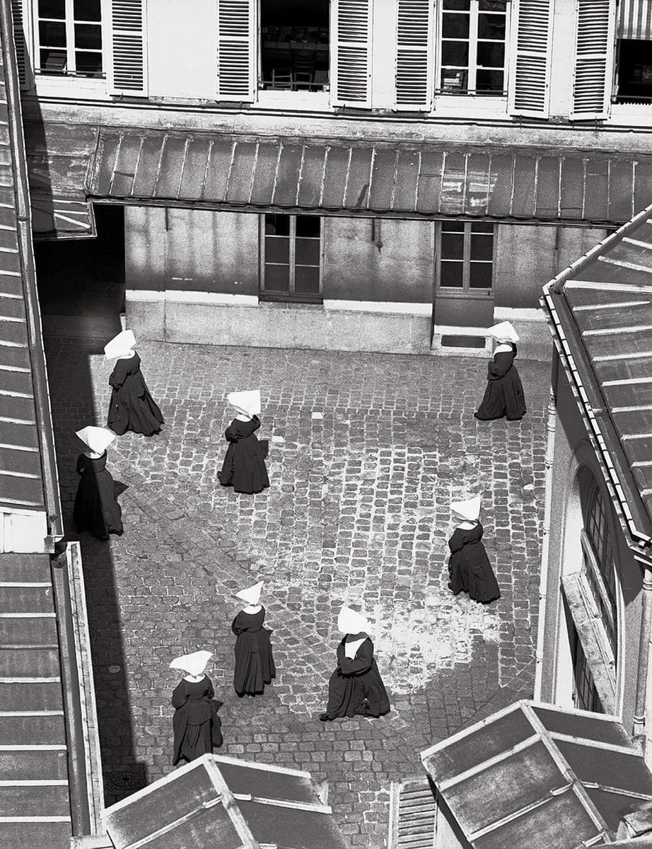 Paul Almásy. Les filles de la Charité de Saint Vincent de Paul, 140 rue du Bac 1952. 7e