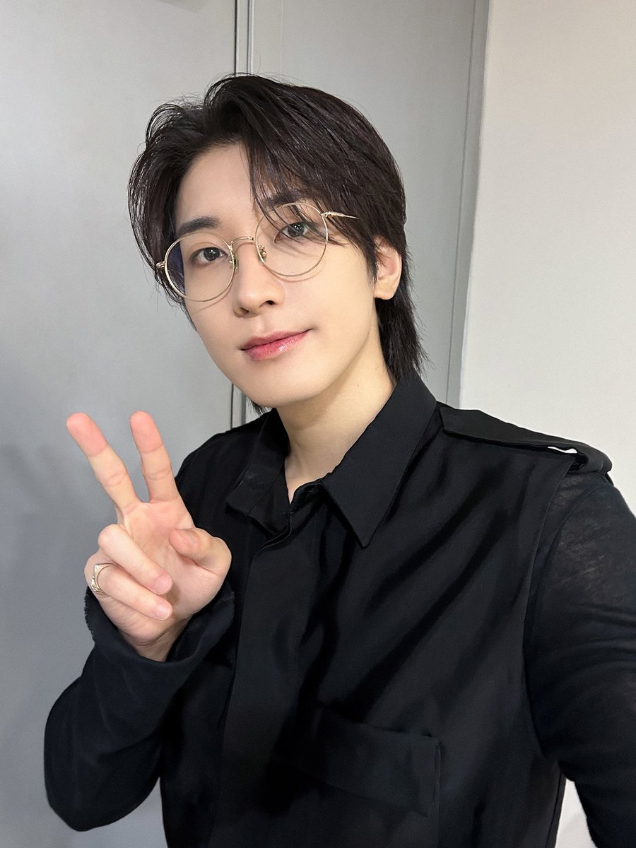 wwlake's tweet photo. 원우 셀카 좋은데? 😻 https://t.co/YUXhACGdfy