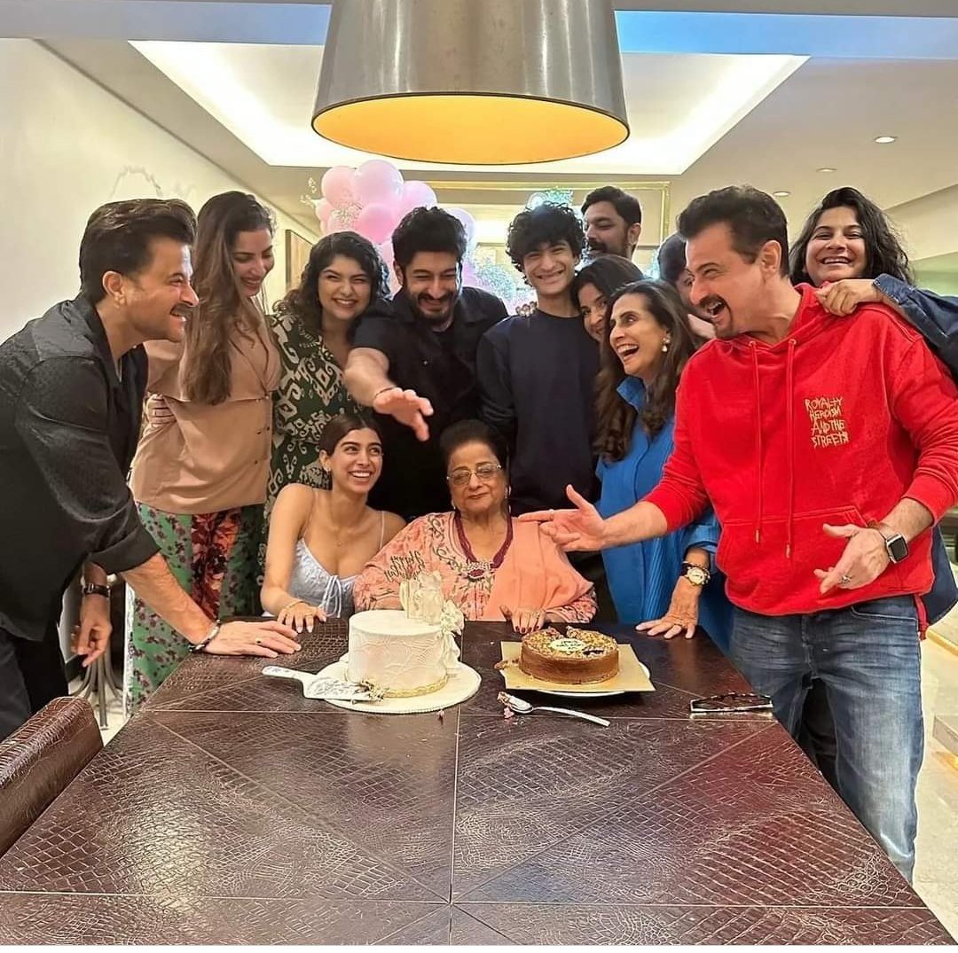 📸 Mother's Day Love: Heartwarming Pics from #AyushmannKhurrana, #ShehnaazGill, #DheerajDhopar, #KailaKher, #SanjayKapoor, #ArmaanMalik, #KLRahul, #AdahSharma, and more!

@ayushmannk @Kailashkher @shehnaazgill @adah_sharma @klrahul
@anilkapoor @DheerajDhoopar