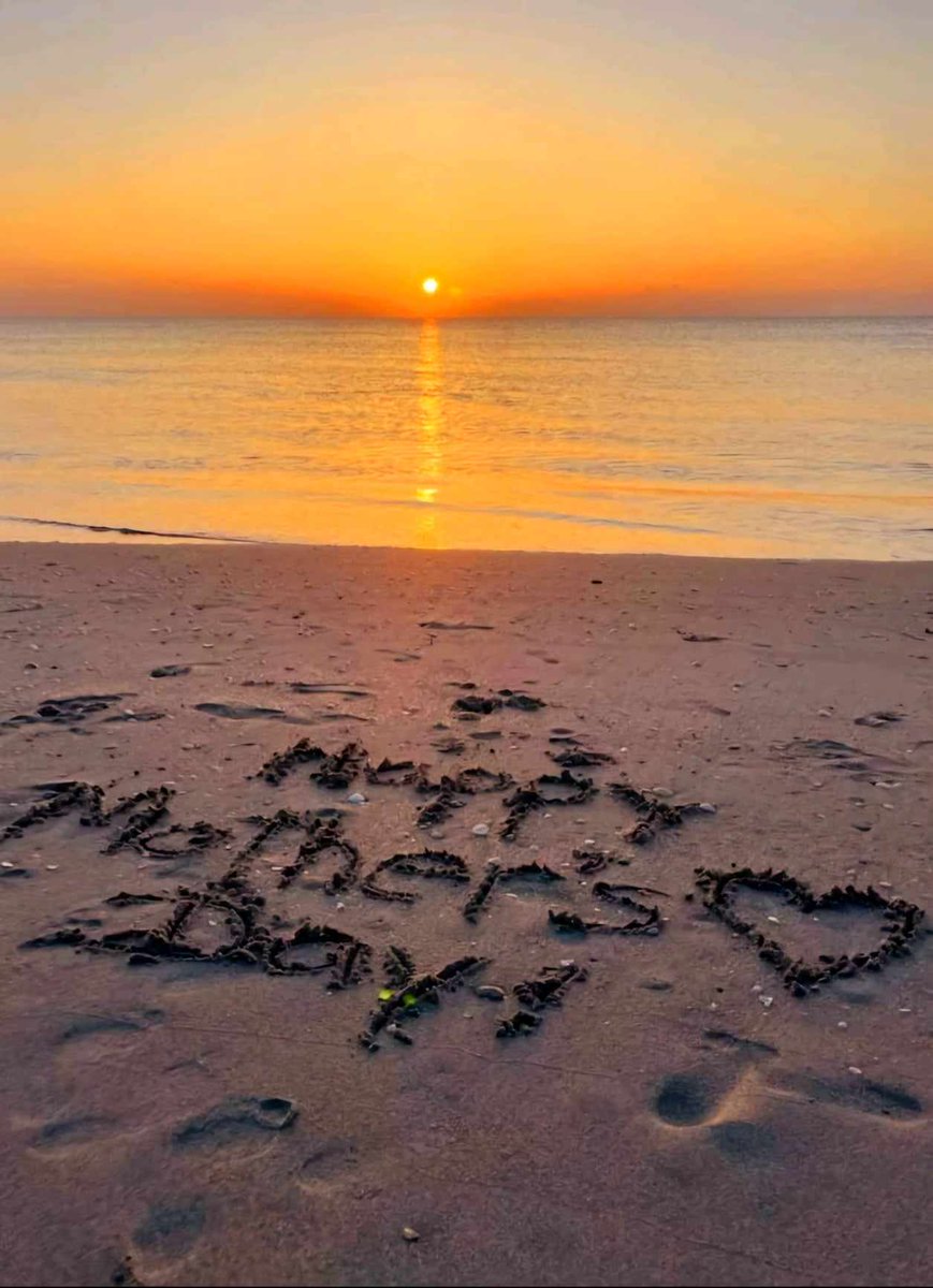 Mother's Day sunrise in beautiful Boynton Beach, Florida. 💛💐🌅✨️🌾🐠🪼🌴🧡 @cityofboynton @VISITFLORIDA @FloridianCreat1 @BeInspiredFL @AuthenticFL @born_saltwater @AventuraRI @LuxTravelHotels #HappyMothersDay #Sunday