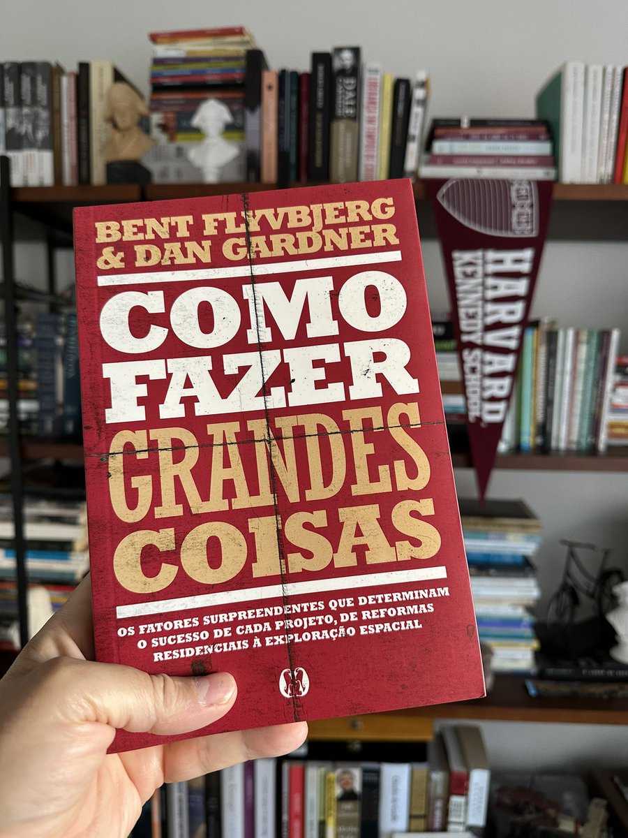 'Como fazer grandes coisas' revela por que tantos projetos falham. Com exemplos marcantes, Flyvbjerg e Gardner desvendam segredos para o sucesso. Um guia essencial para alcançar metas ambiciosas. #GestãoDeProjetos #Sucesso #PlanejamentoEstratégico