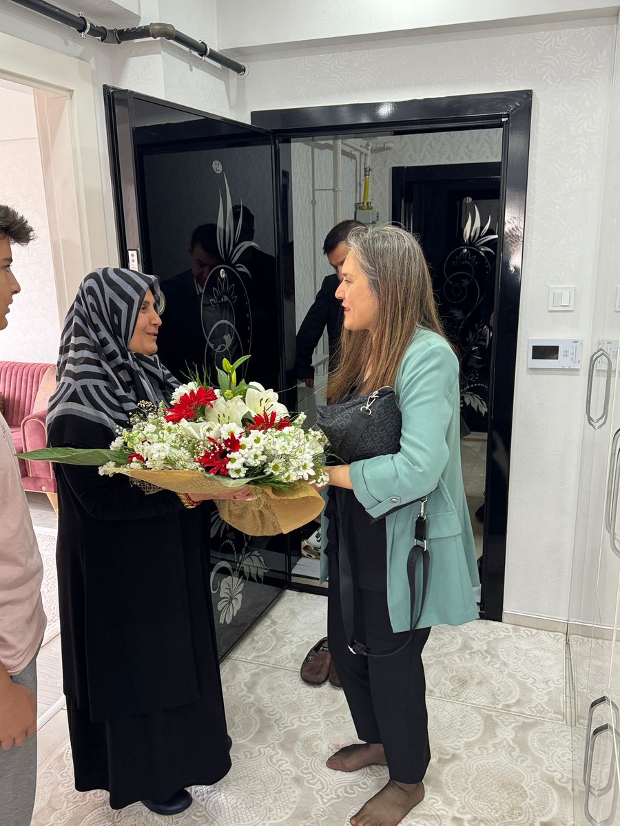 Emniyet Müdürümüz Sayın Celal ÖZCAN ve eşi Selma ÖZCAN Anneler Günü dolayısıyla Şehit Polis Memuru Gökmen ADIGÜZEL’in annesi Miyase ADIGÜZEL ile Şehit Polis Memuru Adem SERİN’in annesi İsminur SERiN’i ziyaret etmiştir. #GaziantepEmniyet