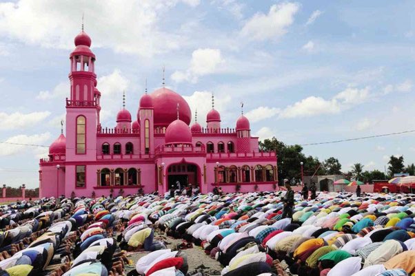 Voici une mosquée rose en Indonésie, où les hommes impurs doivent prier à l'extérieur du bâtiment tandis que les femmes sont autorisées à prier à l'intérieur. Fun anecdote, c'est aussi dans cette mosquée que j'ai conçu mes deux enfants avec mon mari. Allah.e.s est grand.e. 🩷