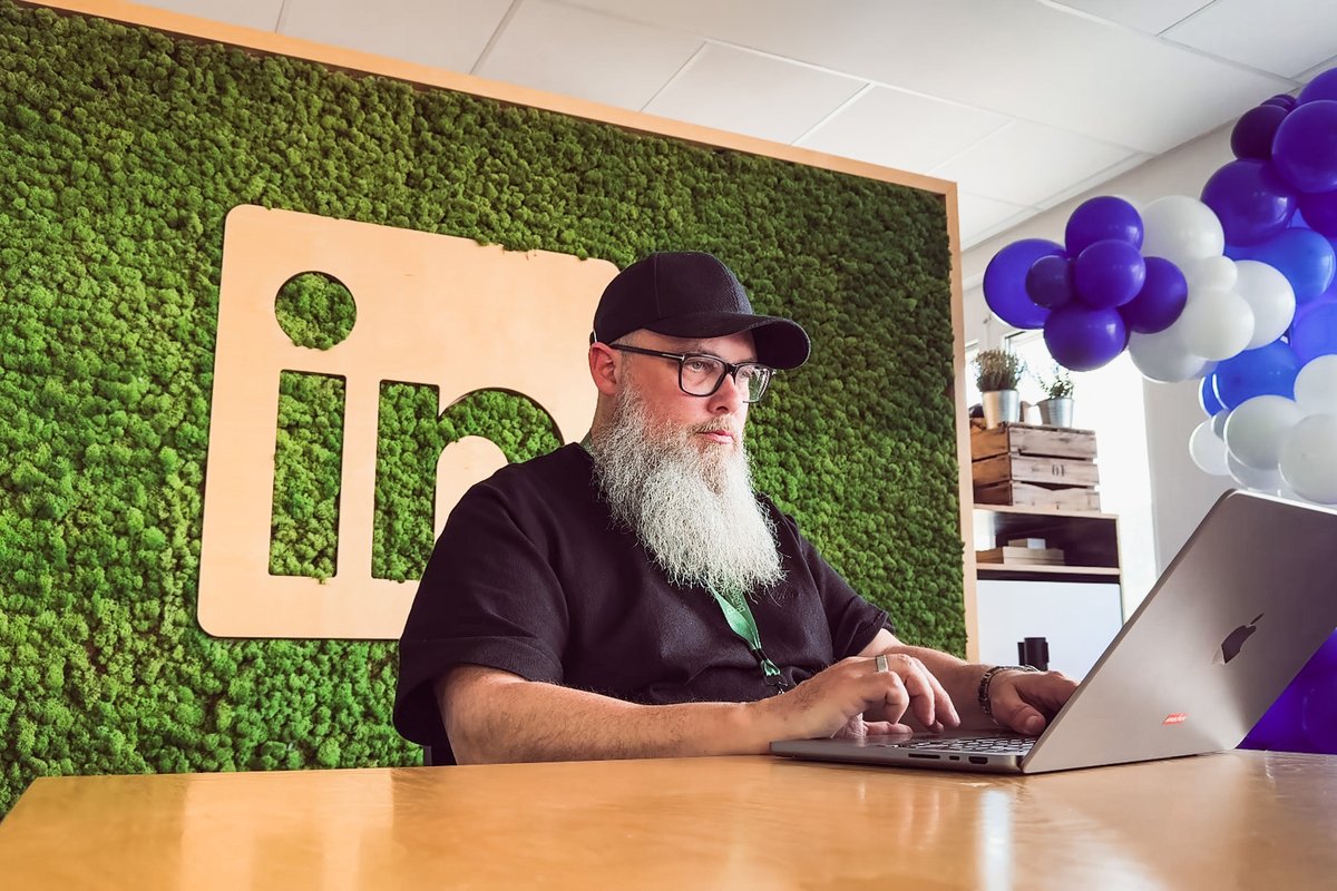 Aktuell bin ich wieder zu Gast in den Studios von <a href="/LI_learning/">LinkedIn Learning</a> und arbeite an neuen Kursen. In der Vorbereitung habe ich mit schon intensiv mit <a href="/wiegimania/">wiegimania.9dcc.eth 🦧 🍌</a> ausgetauscht und lass sein Feedback dort mit einfließen.