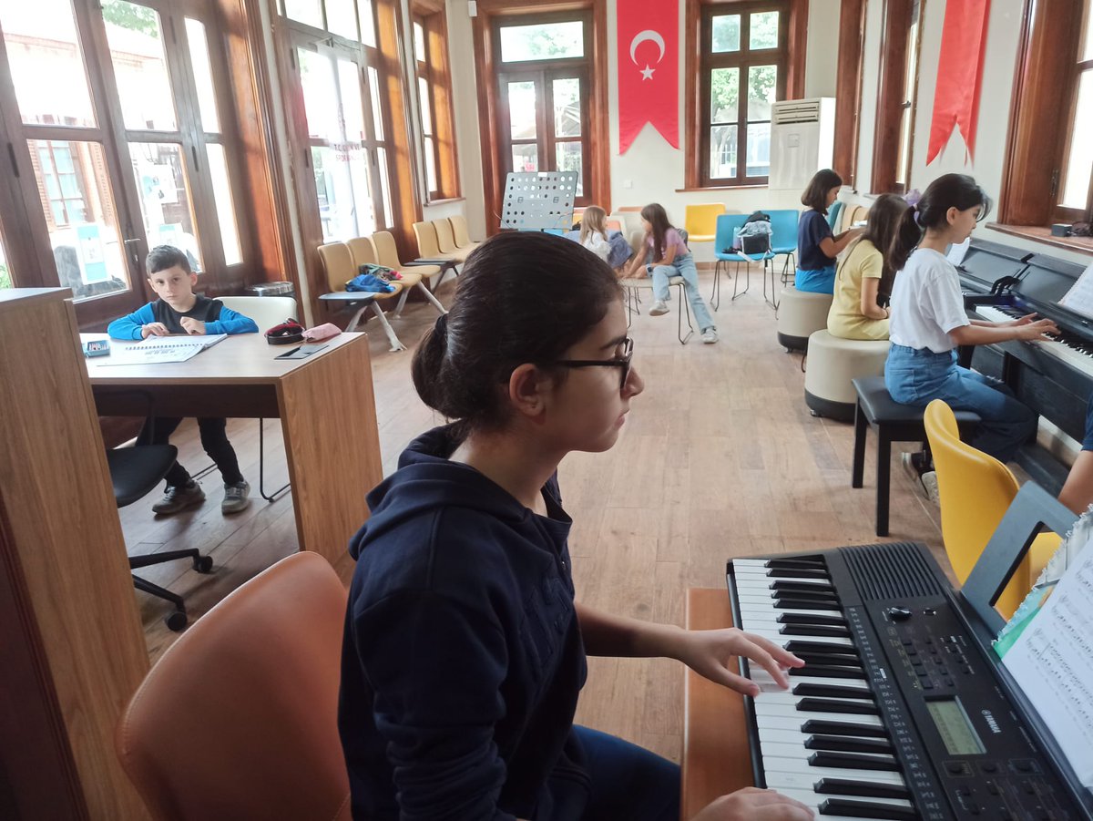 Merkezimizde piyano eğitimimiz devam ediyor.
#SanatAtölyesi
@gencliksporbak 
@OA_BAK