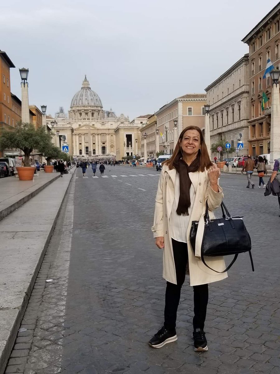 A estas tres mujeres, que son la columna vertebral de lo más preciado que puede tener una persona: Neni, Madre, Petete, muchas, muchas gracias. Les debo todo. Y a todas las madres ecuatorianas — ¡nuestro país nace con y gracias a su esfuerzo! 🥰