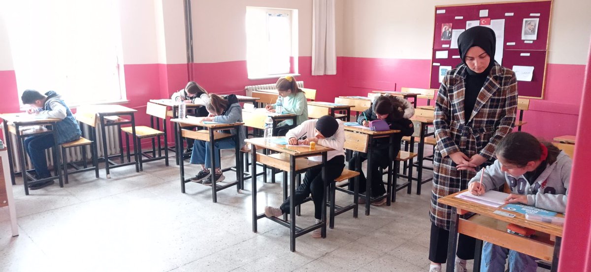 “FİKİRLER KAPIŞTI, KİTAP KURTLARI YARIŞTI”

Tügva Ortaokul Koordinatörlüğümüzün düzenlemiş olduğu “Kitap Kurdu Yarışması” adlı sınavımızı tamamladık.🤓

Katılan Tüm Öğrencilerimize Başarılar Dileriz🤩

#KitapKurtlarıYarışıyor
#TügvaOrtaokul
#TügvaSuşehri