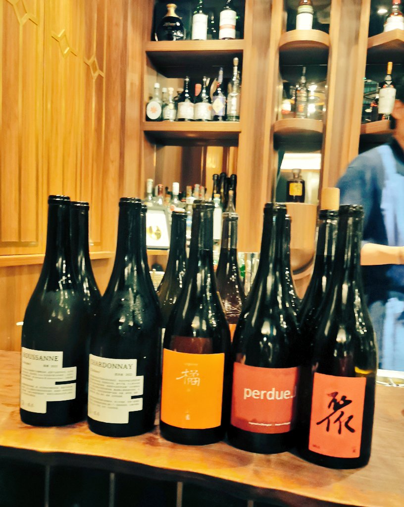 A throwback to this past #Winesday when I finally met Ian Dai, poster child of China's burgeoning natty/ min. intervention winemaking revolution. Glad to have tasted the entire range (of both old & new releases) fr his acclaimed #XiaoPu #小圃釀造 label 🙏
 wine-searcher.com/m/2023/03/chin…