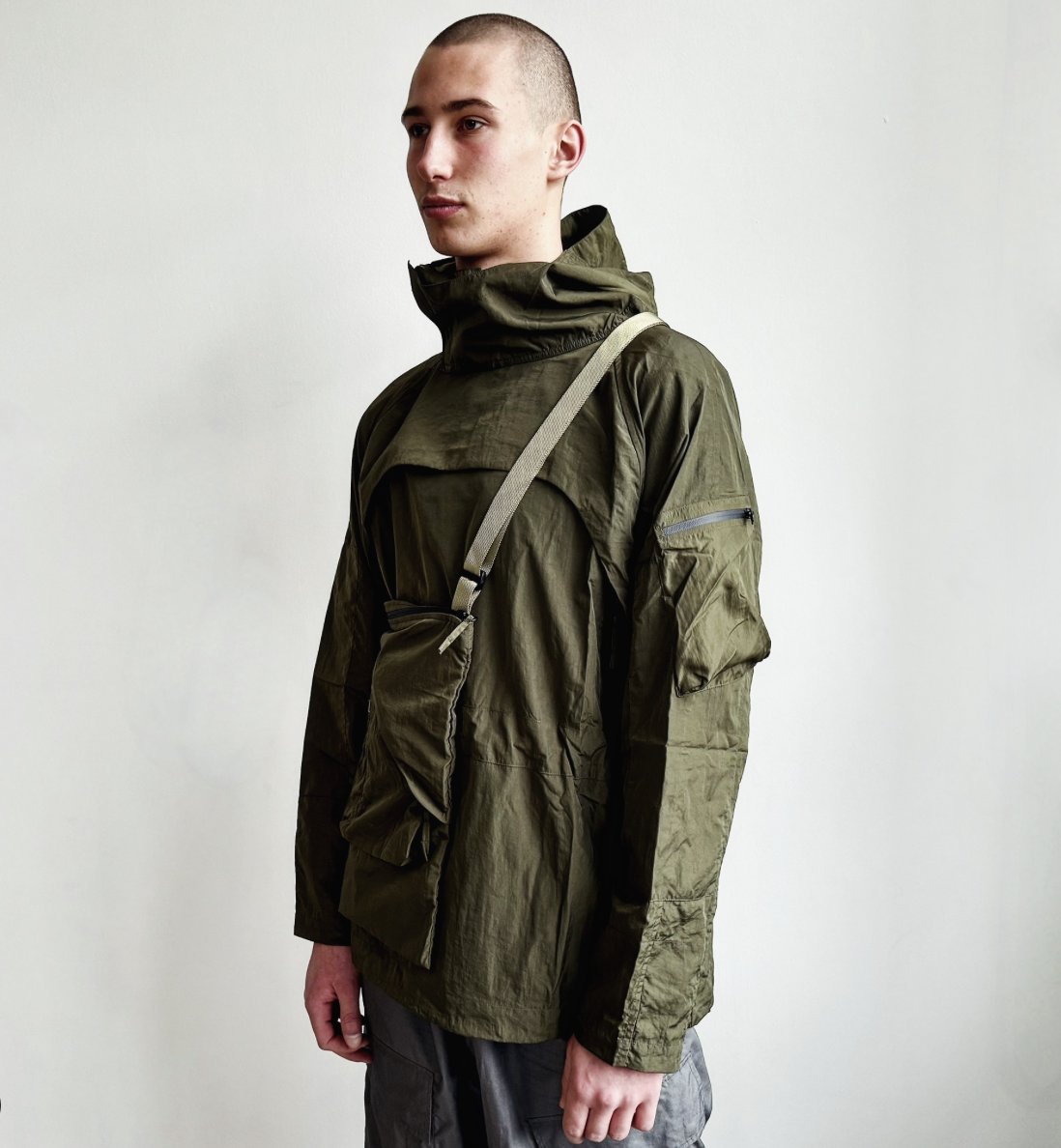 Module-R in olive water-resistant corrugated nylon, showing bag which pockets can be attached to. Contact: info@hawkwoodmercantile.com #hawkwoodmercantile #hawkwood #smocks #smock #jackets #jacket #coats #coat #menswear #outerwear #modularclothing