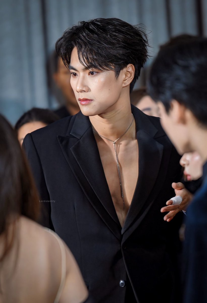 all that skin and chest being made more attractive with the dainty little necklace 😮‍💨😮‍💨😮‍💨

Ohm X Nataraja Awards 
#ohmpawat