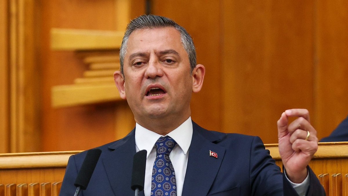 CHP Genel Başkanı Özgür Özel: 'Etkileşim alacağım diye artık Arapça tabelalara karışmayın. Arapça Kur'an dilidir, halk incinir'