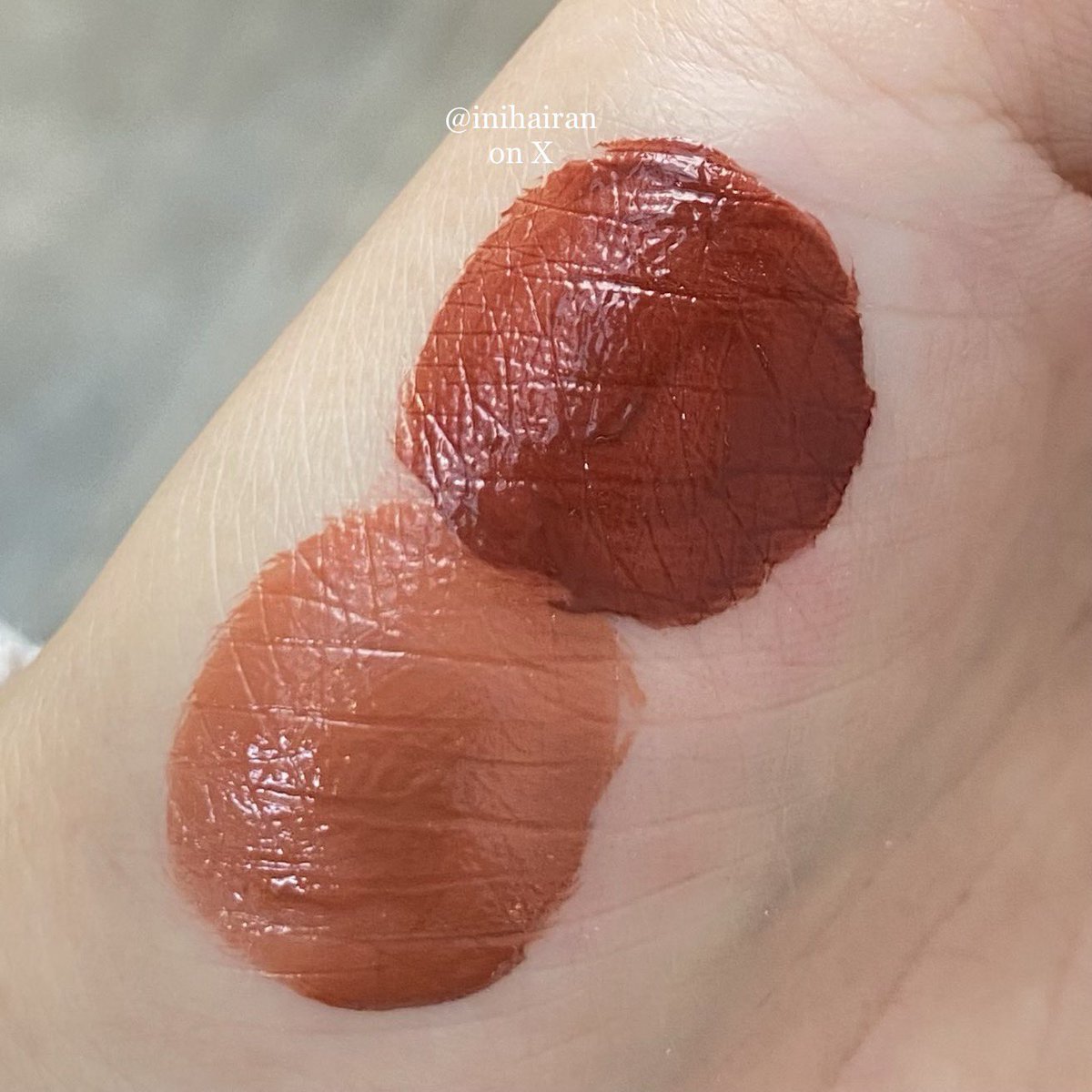 kalian bakal ngira kalau ini lipcream tapi ternyata bukan…🙅🏻‍♀️ ini tuh liptint lokal dengan tekstur TER-RINGAN no lengket dan GAK GUMPAL