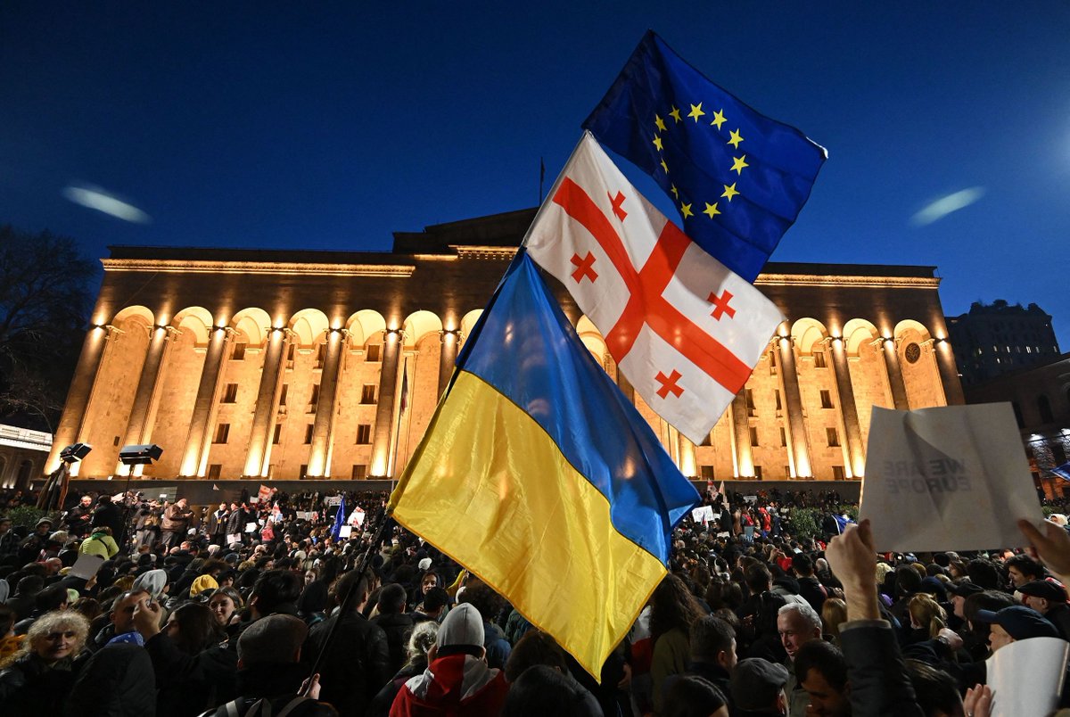My heart is with the people of Georgia 🇬🇪. Violence against peaceful protesters is absolutely unacceptable. Georgians, like the people of #Belarus ⚪️🔴⚪️, #Ukraine 🇺🇦, #Moldova 🇲🇩 & #Armenia 🇦🇲, deserve a free, democratic & peaceful future within the 🇪🇺. We are Europeans!