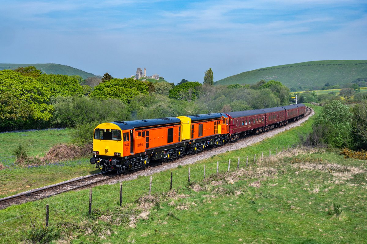 Not sure this livery needs full sun!! HNRC pair 20302 & 20311 work the 1039 Corfe Castle to Swanage service at Corfe Common. 10th May 2024. 📸 ☀️ @SwanRailway 

⭐️ Gift Store ⬇️🏞️🚂 
railwayartprintshop.etsy.com

#class20 #swanage #corfecastle