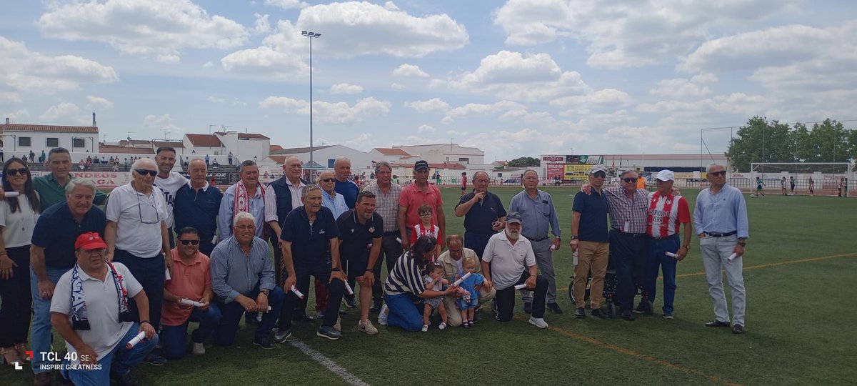 50 AÑOS DE FÚTBOL EN EL ESTADIO MUNICIPAL Hoy hemos querido rendir a homenaje a los presidentes y entrenadores que han formado parte de la historia del CD Azuaga. ¡Muchas gracias a todos por vuestro esfuerzo y dedicación!