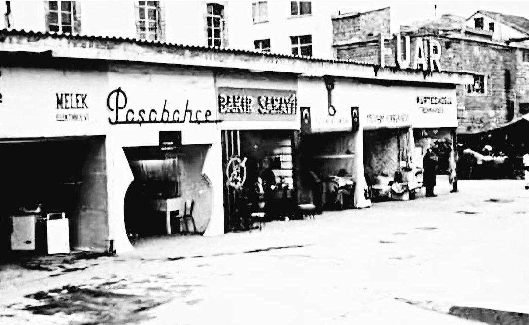 Bu fotoğraf, bugünkü Trabzon Zorlu Grand Otel'in olduğu yer. Trabzon'da ilk ticari fuar burada yapılıyordu.

1960'lar, Maraș caddesi.