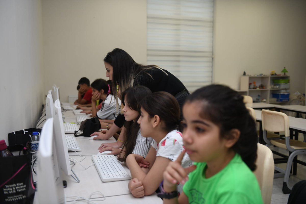 Yenişehirli çocuklarımız, atölye temelli eğitimlerle geleceğe hazırlanıyor. Yenişehir Belediyesi Akademi'de ücretsiz olarak sunduğumuz satranç kursları ve robotik kodlama eğitimleriyle, çocuklarımız hem eğleniyor hem de öğreniyor.