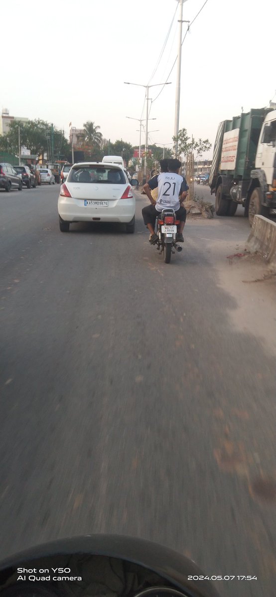 @blrcitytraffic @mabhishek242 @3rdEyeDude @RCBengaluru @krjayathirtha @imKBengaluru @Jayathirth70856 @Hennurutrps1234 This is common for KL registration number biker's.near kothnuru