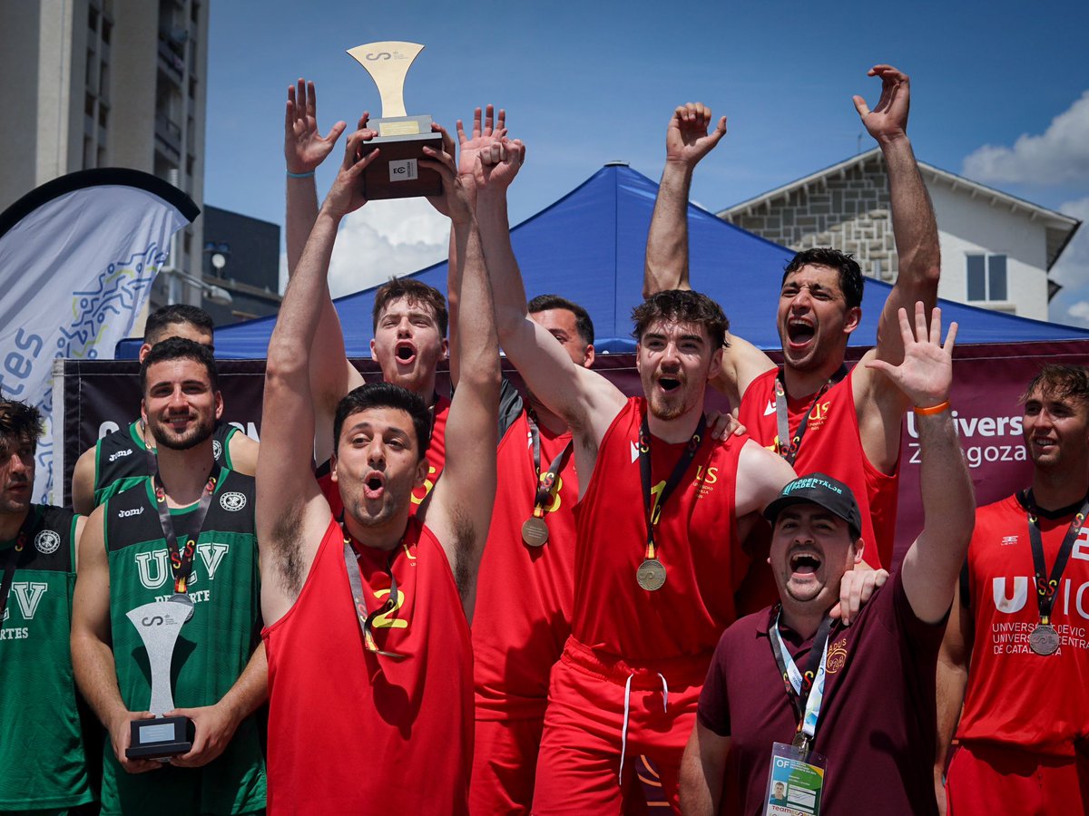 SADUSoficial's tweet image. CEU2024🏀| ¡ORO 🥇 y BRONCE 🥉! Nuestro equipo masculino de la @unisevilla se proclama campeón de España universitario de #Baloncesto3x3 y el femenino sube al tercer peldaño. ¡Felicidades, campeones! 👏👏🎉 

#VamosUS #SomosUS