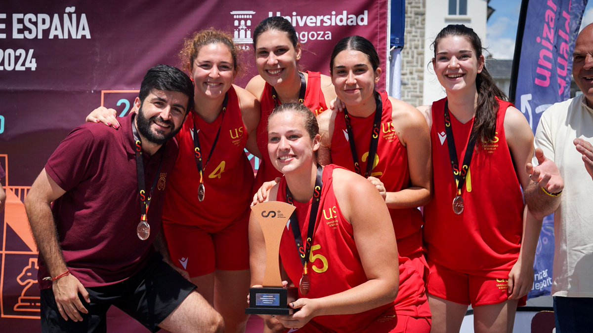 SADUSoficial's tweet image. CEU2024🏀| ¡ORO 🥇 y BRONCE 🥉! Nuestro equipo masculino de la @unisevilla se proclama campeón de España universitario de #Baloncesto3x3 y el femenino sube al tercer peldaño. ¡Felicidades, campeones! 👏👏🎉 

#VamosUS #SomosUS