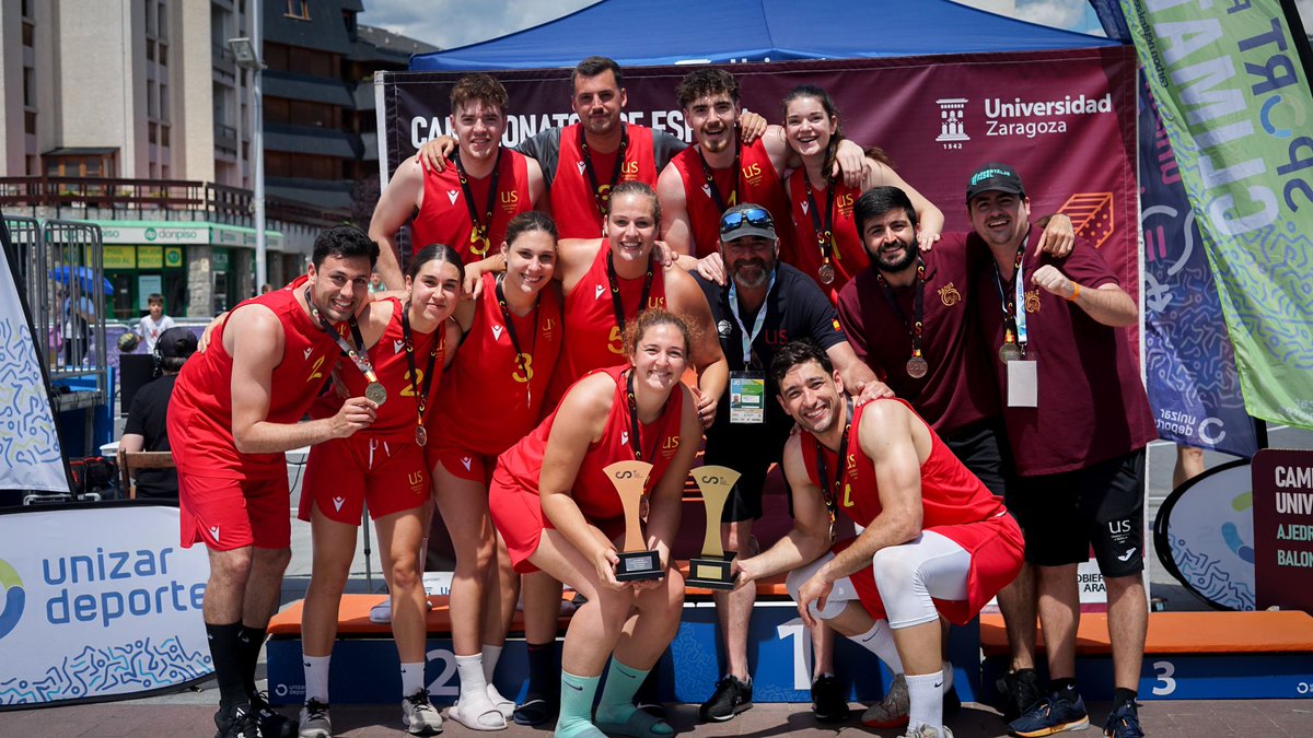 SADUSoficial's tweet image. CEU2024🏀| ¡ORO 🥇 y BRONCE 🥉! Nuestro equipo masculino de la @unisevilla se proclama campeón de España universitario de #Baloncesto3x3 y el femenino sube al tercer peldaño. ¡Felicidades, campeones! 👏👏🎉 

#VamosUS #SomosUS
