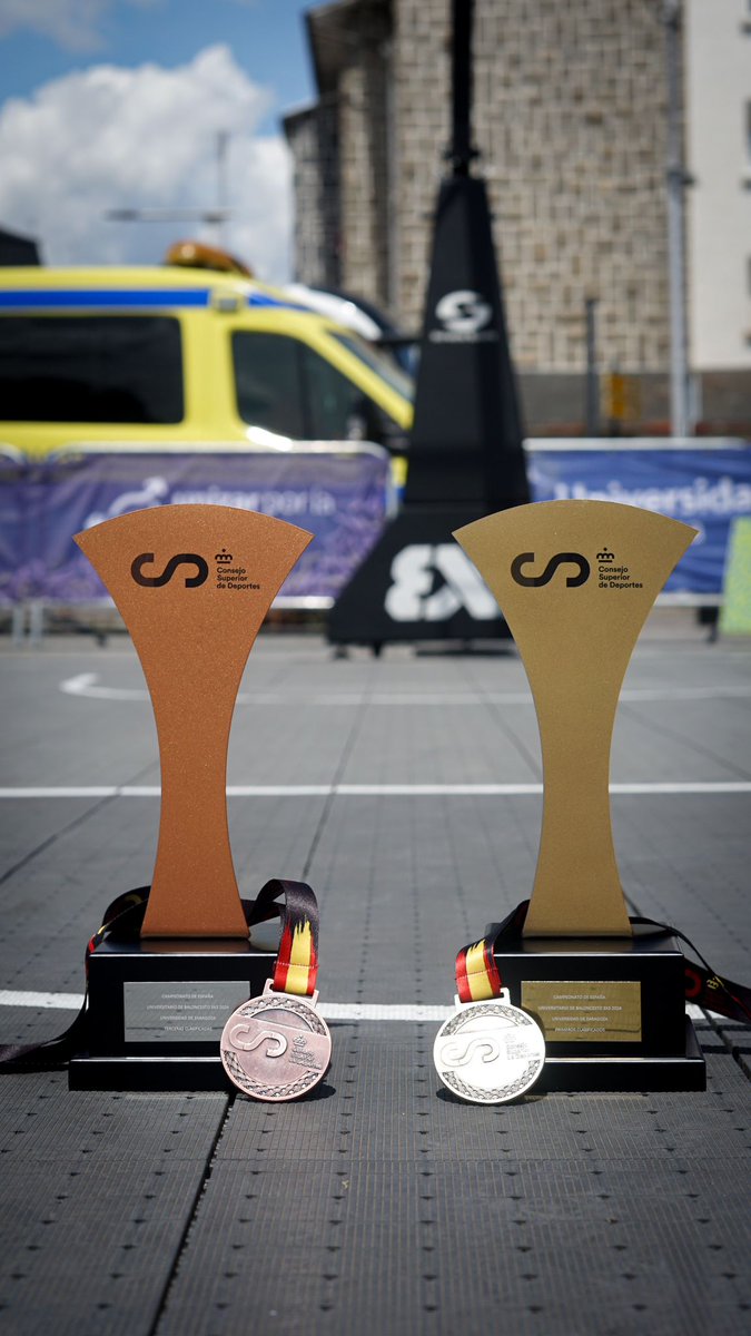 SADUSoficial's tweet image. CEU2024🏀| ¡ORO 🥇 y BRONCE 🥉! Nuestro equipo masculino de la @unisevilla se proclama campeón de España universitario de #Baloncesto3x3 y el femenino sube al tercer peldaño. ¡Felicidades, campeones! 👏👏🎉 

#VamosUS #SomosUS