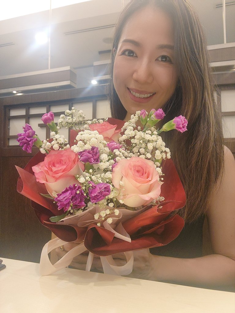 Mikisweetlife's tweet photo. 世の中は母の日でしたね🌹
全てのお母さんたちに…
心からの尊敬と感謝を込めて。
そして今日は私だけのとても大切な特別な日。
そんな日にお花が届いて…🥺❤️
ずっとずっと。ありがとう💝
❤️❤️❤️❤️
#loveyoutothemoonandback
#SevenZero https://t.co/nkGkIlawxq
