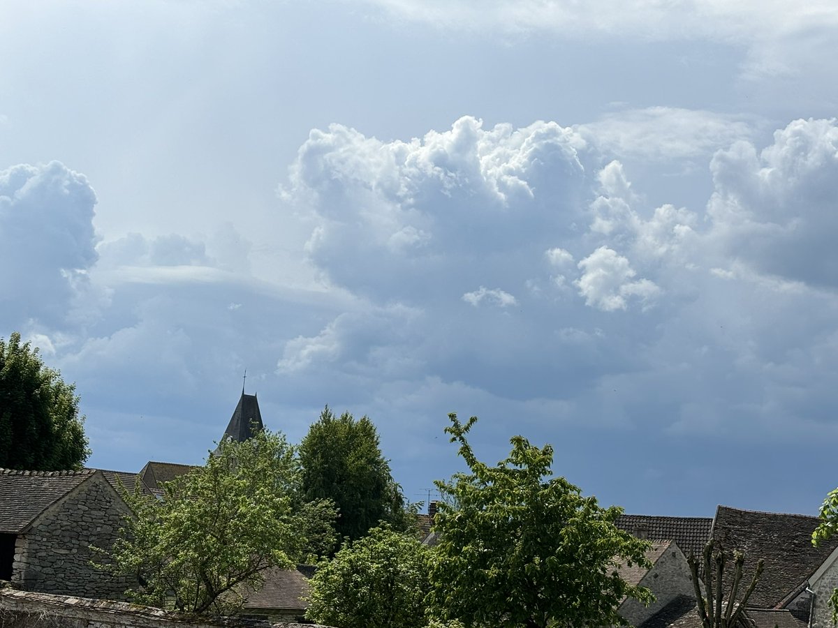 Orage en formation à l’horizon sud-ouest d’Omerville. #vexin