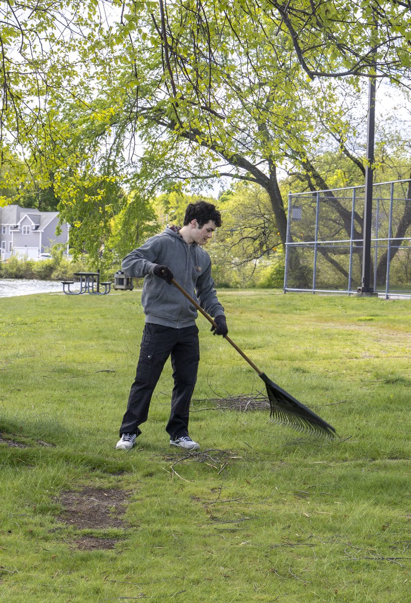 SJMUN continued our decade-plus relationship with the Indian Lake Watershed Association yesterday by working in Worcester to help clean up the parks around the lake. Hats off to these young men for donating 3 hours on a lovely Saturday to make the world better. #BeAPioneer