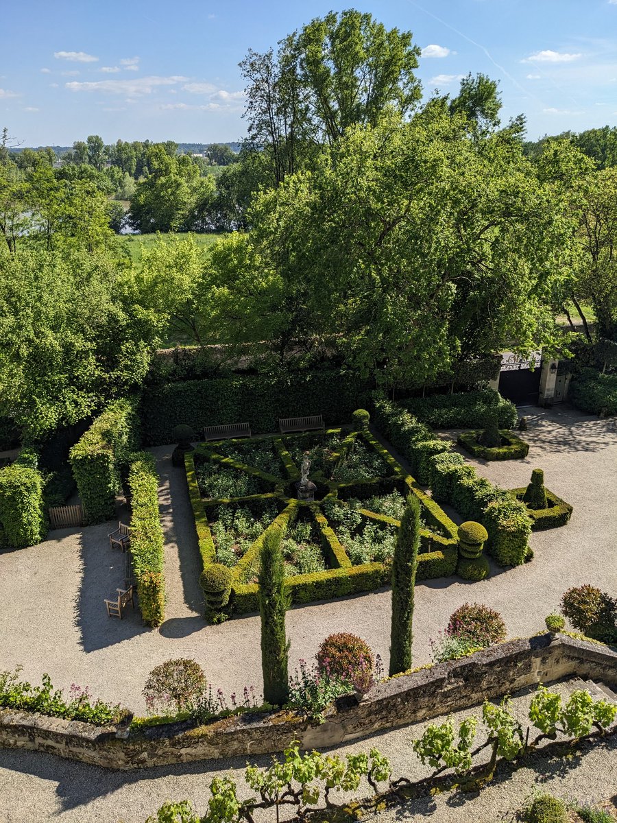 Les Basses Rivières, à Rochecorbon, entre la Loire et le coteau, folie construite vers 1755 par Pierre Meusnier pour la famille Papion, fabricants de soie et producteurs de vin à Tours. Réouverture des jardins sur rdv à la fin du mois, et sans rdv à partir du 1er juillet !