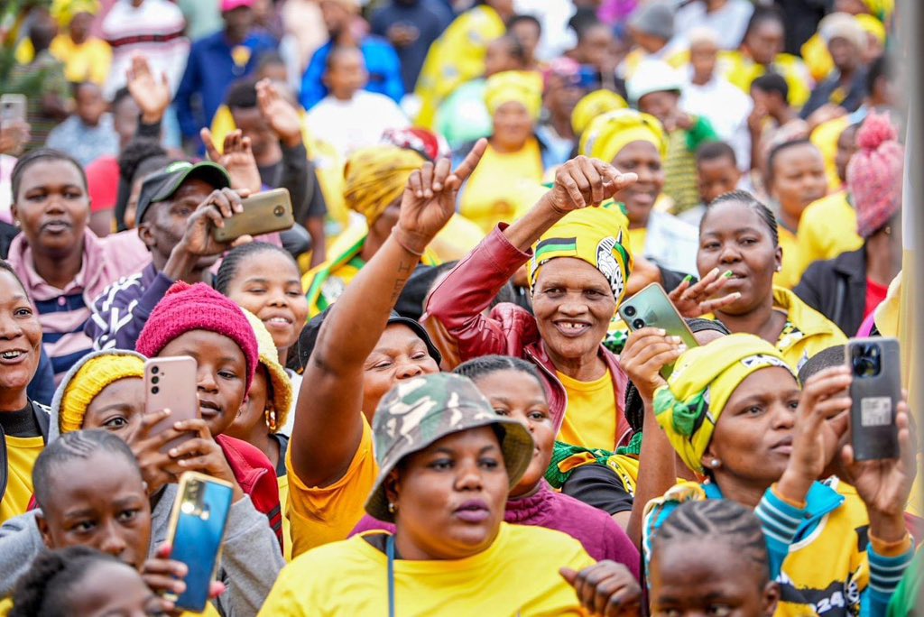 [IN PICTURES] ANC Secretary-General, Comrade Fikile Mbalula, addresses the community of KwaMkhutha Township in Ethekwini Region, KwaZulu-Natal. #VoteANC2024 #LetsDoMoreTogether
