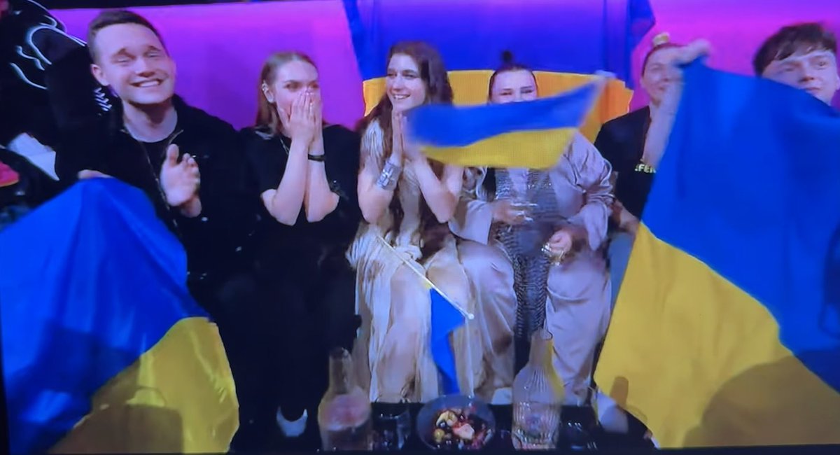 #Eurovision2024 
A la différence du choix politisé des jurys, qui cherchaient la « neutralité », le soutien populaire est allé franchement à l’#Israel 🇮🇱 et à l’#Ukraine 🇺🇦!

Non seulement pour  la superbe qualité de leurs prestations respectives, mais aussi par la solidarité,