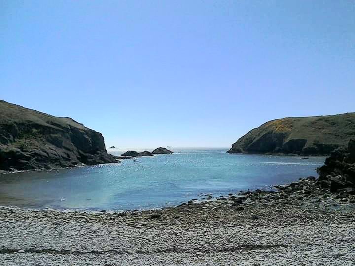 Gwadn cove at Solva #Solfach Pembrokeshire #SirBenfro 🏴󠁧󠁢󠁷󠁬󠁳󠁿 on a sunny day 🌊🌅 🏖☀️