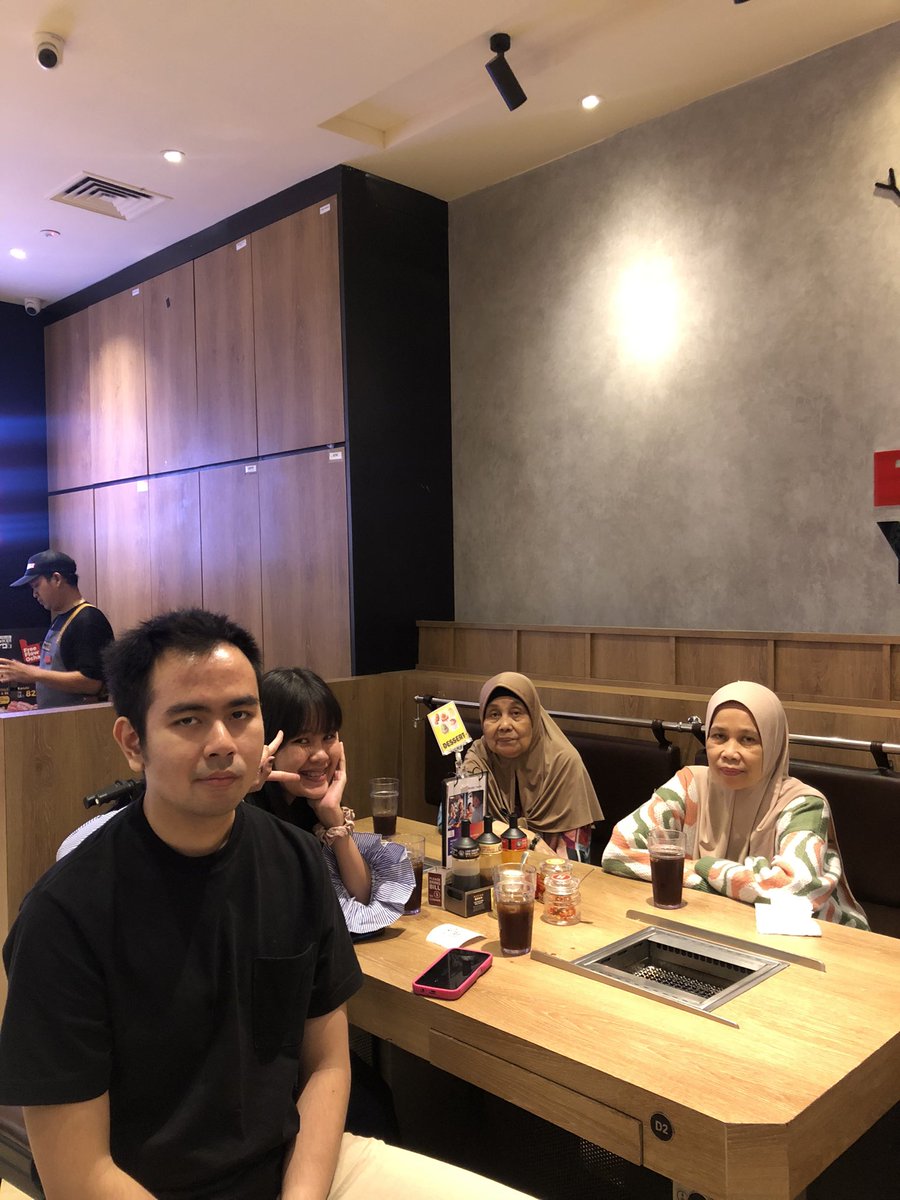 Sofienp2's tweet photo. pecapain orang kan beda-beda ya, ini alhamdulillah satu kecapain aku ama agil bisa ngajak makan sama jalan jalan oma sama mamah sehat selalu wanita hebatku🫶🏻
*dulu dalem hati suka ngmg klw d ajak mkn sama tante,uwa kaya semoga aku bisa kya mereka ngajak mkn keluarga https://t.co/MmyjG3OkjB