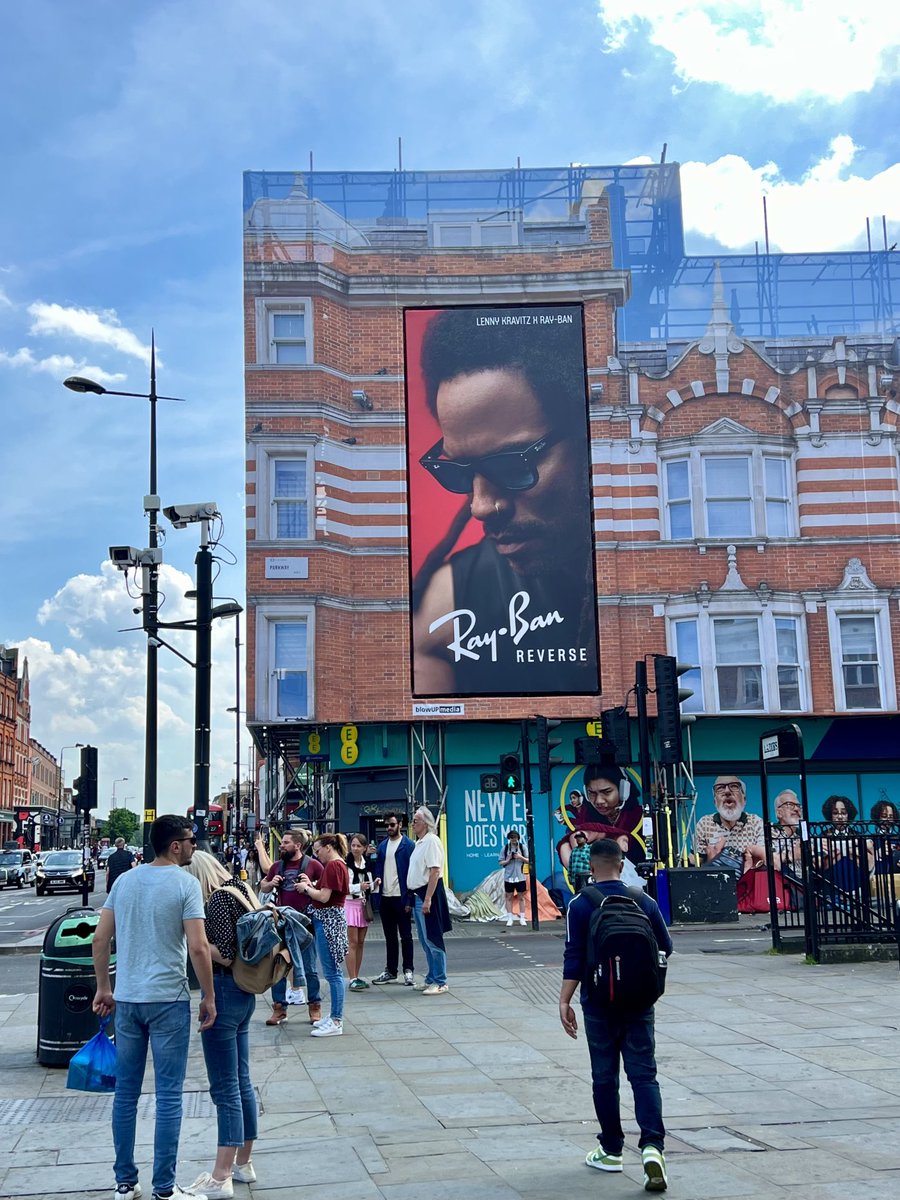 Meanwhile in London… comment on dit “se rincer l’oeil” en anglais ? 😎❤️‍🔥
#LennyKravitz #CamdenTown