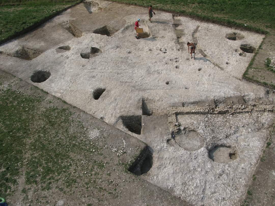 13 years ago we joined the #Twittersphere and 15 years ago the Durotriges Big Dig began

In 2009, our first trench revealed an #IronAge enclosure, 2 roundhouses, 10 storage pits and a later #Roman building

What will we find during #Durotriges24?

Stay tuned