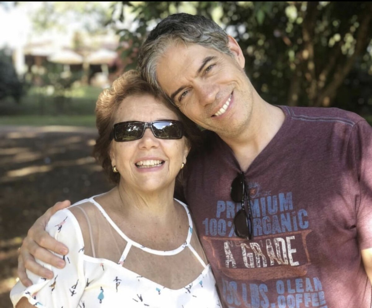 Lições +importantes da vida vêm de quem está ao nosso lado.
C/ minha mãe, aprendi valor de servir e tentar melhorar a vida dos outros.
Obrigado, Mãe, por cultivar atitudes q tornam a vida plena e feliz.
Parabéns, Mães q nos transformam em seres humanos melhores. #felizdiadasmães