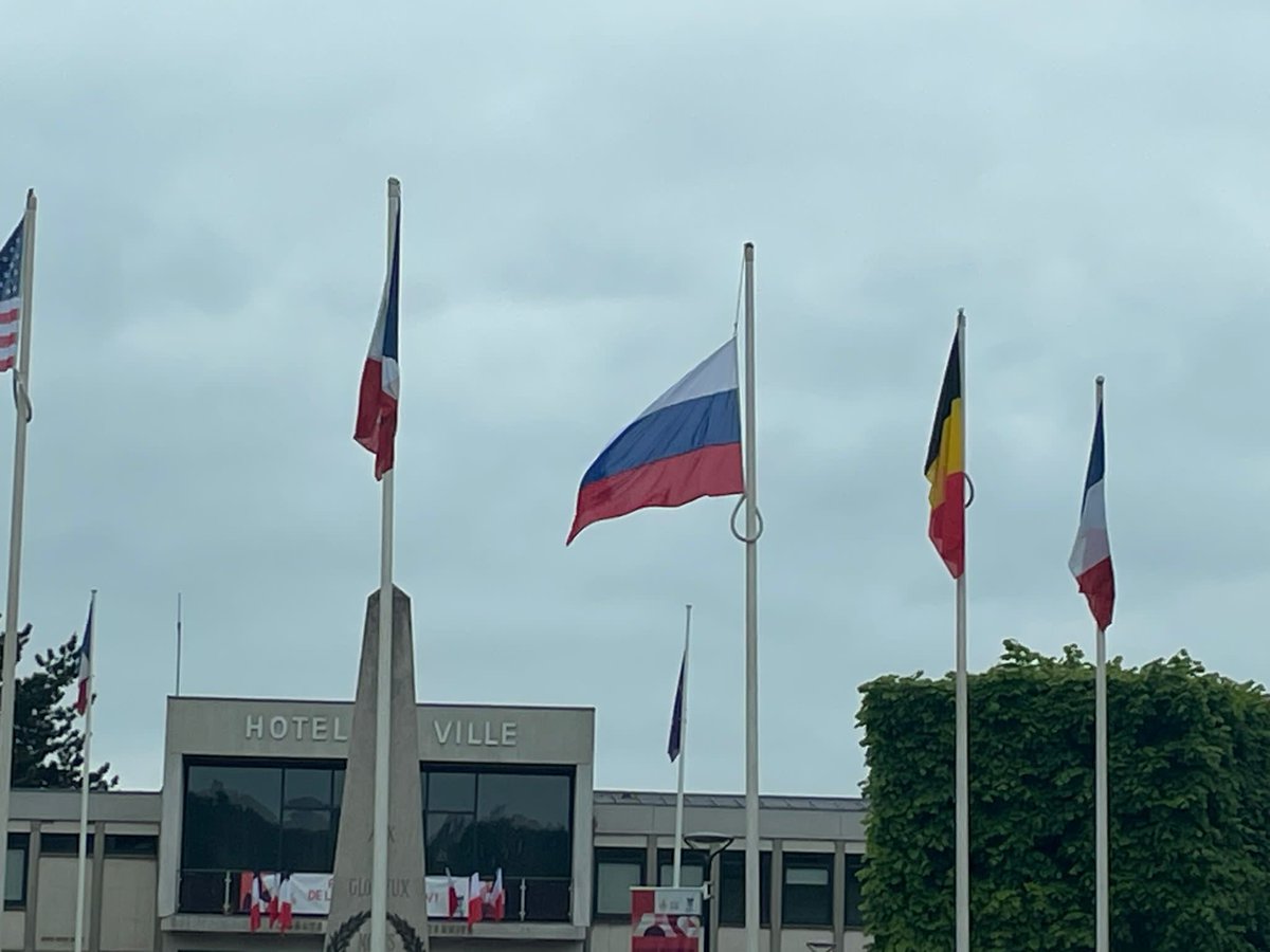 La @mairie_soisy a hissé le drapeau russe 🇷🇺… après dix années de guerre russe sur le territoire européen… Monsieur le Maire, @LucStrehaiano, pouvez-vous expliquer ? Photo : @Ukr_Week_FR