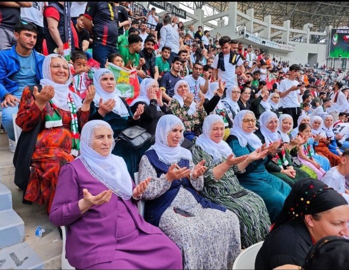 Başta cansız bedeni 7 gün sokakta kalan Taybet ana olmak üzere, Emine Şenyaşar ana, Cumartesi Annelerimiz ve yürekleri kor ateşiyle yanan tüm annelerimizin Anneler Gününü kutlu olsun.
Roja dayîkan pîroz bê💐
#RojaDayîka 
#annelergunu