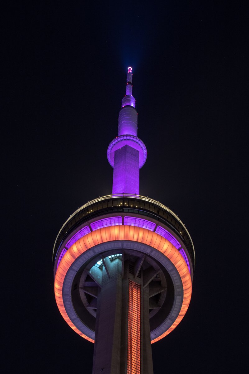 Ce soir, la #TourCN sera également illuminée rouge, blanc et violet pour Ao Dai Canada qui sensibilise la population à la traite des êtres humains et à l'exploitation des enfants