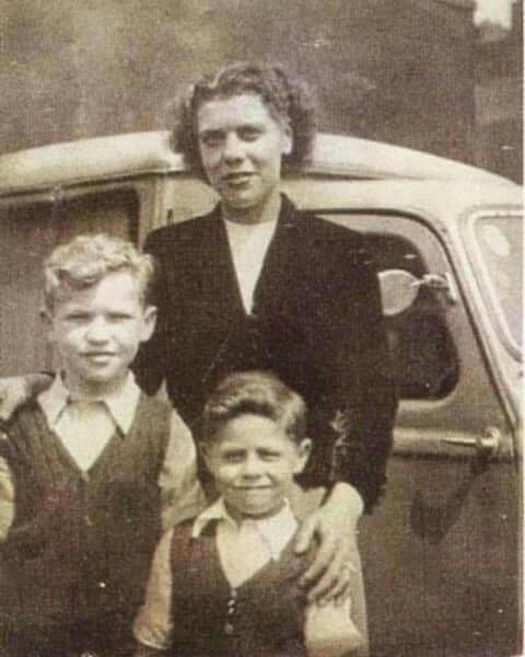 Mark Feld (aka) Marc Bolan with his Mom and older brother Harry...❤
#marcbolan #kalmiyh