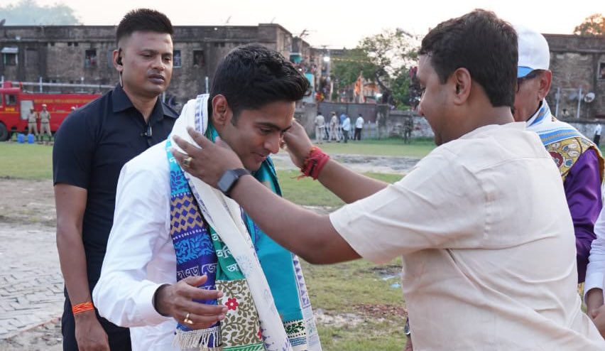 When Shri @abhishekaitc arrived for his public meeting, he was warmly welcomed by party members, workers, and the general public. The atmosphere was filled with excitement and a strong commitment to Ma, Mati, Manush. Watch the thrilling highlights below 👇