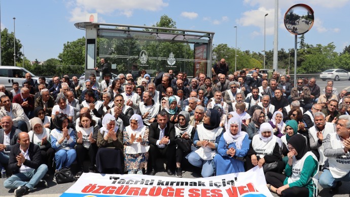 Bakırköy Kadın Hapishanesi önünde bir araya gelen tutsak yakınları, 'Özgürlüğe ses ver' çağrısında bulundu. ➡️tinyurl.com/533xxf23