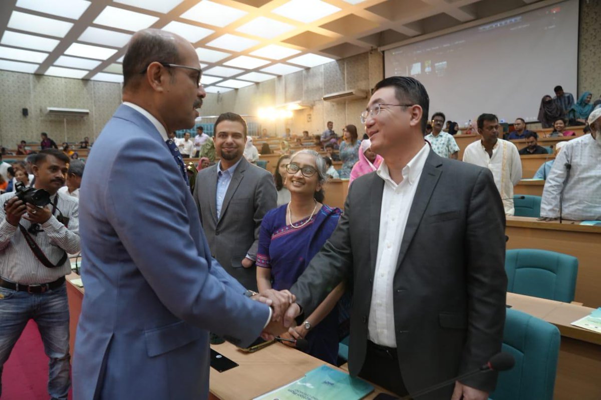 Scenes from the launching ceremony of #DhakaNorth & #DhakaSouth's Climate Action Plan. If Dhaka is at the center of the problem, we have to become the center of the solution. cc @saberhc, @mattjcannell, @MarkWatts_