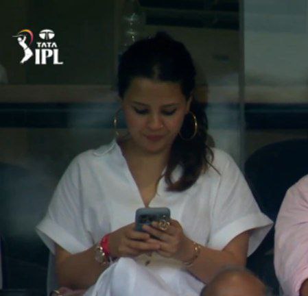 Sakshi is editing Dhoni's retirement video.