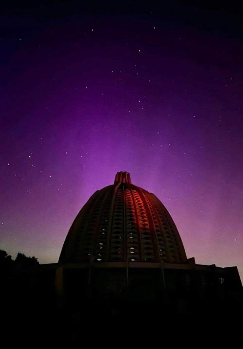 Northen Lights. Photo taken by a friend in Germany. This is the #Bahai House of Worship near Frankfurt. Absolutely beautiful!