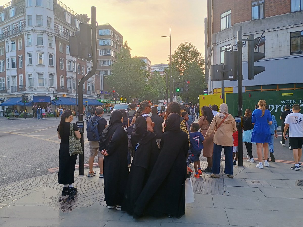 Hala London.... In this frame: Edgware Road (Arab Street of London, famous for its Arabic restaurants, shops and hangouts, a must visit for visitors especially from the Middle East) #London #Halalondon #saudiarabia #uae #Qatar #arabstreet #edgwareroad #MiddleEast #oman